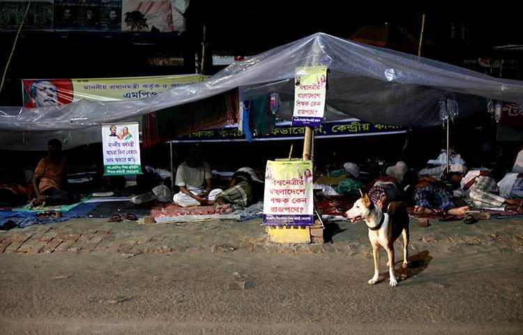 এমপিও ভুক্তির ঘোষণা নিয়ে বাড়ি যাবেন বলে দৃঢ় প্রতিজ্ঞ অনশনরত শিক্ষরা। ছবি : মাহবুব আলম