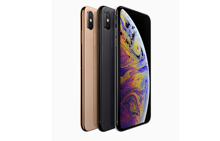 গোল্ড, স্পেস গ্রে আর সিলভার রঙে আনা হয়েছে এই দুই আইফোন।