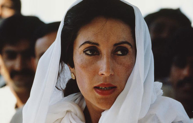 বেনজির ভুট্টো : ক্রিস্টোফার স্ট্যান্ডফোর্ডের লেখা ‘দ্য বায়োগ্রাফি-ইমরান খান’-বইয়ে লেখা আছে ইমরান-বেনজির এর মধ্যেও সম্পর্ক তৈরি হয়েছিল। দুজনের সম্পর্কে পারিবারিক সম্মতিও ছিল। কিন্তু স্বেচ্ছায় তারা সম্পর্ক ভেঙে দেন।