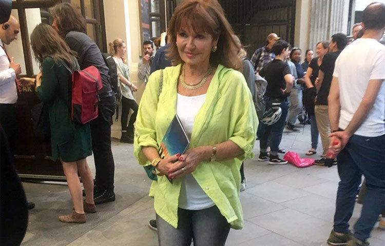 স্টিফেন বেকহ্যাম : ব্রিটিশ অভিনেত্রী স্টিফেনের সঙ্গে ইমরানের সম্পর্ক ছিল বলে শোনা যায়।