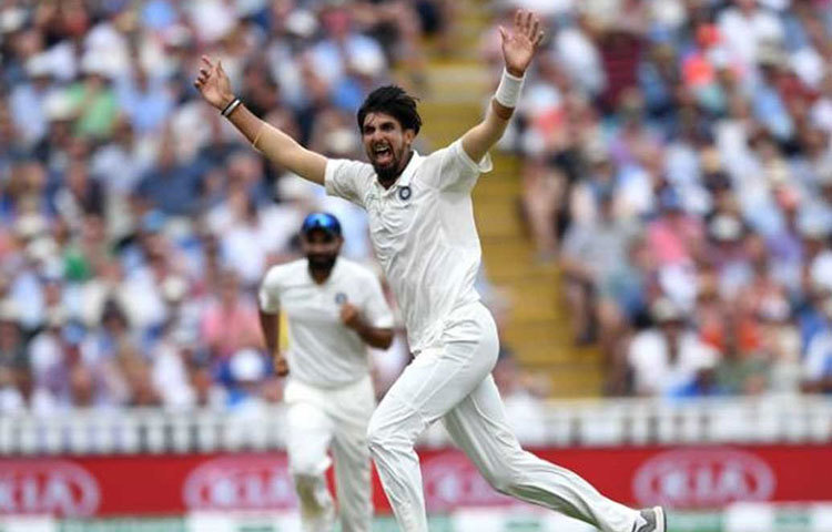 ইশান্ত শর্মা : কবজির খেলে বিপক্ষের ব্যাটসম্যানকে কাবু করতে পারবেন বলে মনে করা হচ্ছে। ইংল্যান্ডের আবহাওয়ার সঙ্গে মানিয়ে নেওয়ার অভিজ্ঞতাকেই কাজে লাগাবেন। তাই তার দলে থাকার সম্ভাবনা প্রায় নিশ্চিত।