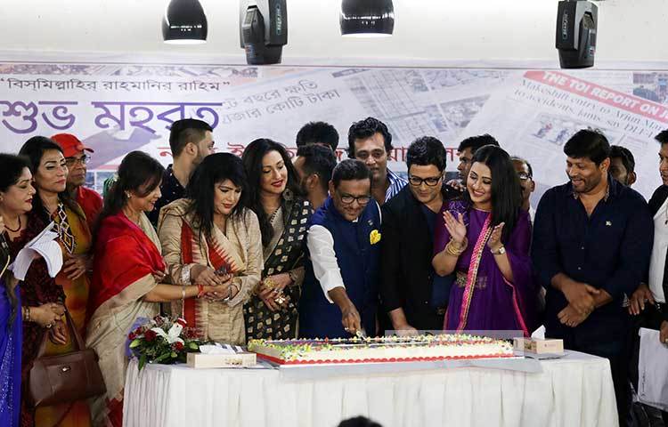 সংবাদ সম্মেলনে কেক কাটায় অংশ নিয়েছেন সড়ক পরিবহন ও সেতুমন্ত্রী ওবায়দুল কাদের। সেই সঙ্গে উপস্থিত ছিলেন চলচ্চিত্র সংশ্লিষ্টরা। ছবি : মাহবুব আলম