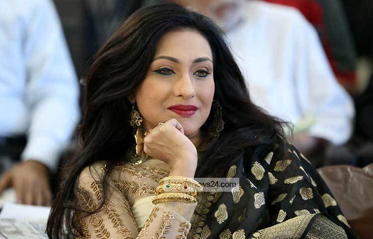 ‘জ্যাম’ ছবির সংবাদ সম্মেলনে উপস্থিত ছিলেন দুই বাংলার জনপ্রিয় অভিনেত্রী ঋতুপর্ণা। ছবি : মাহবুব আলম