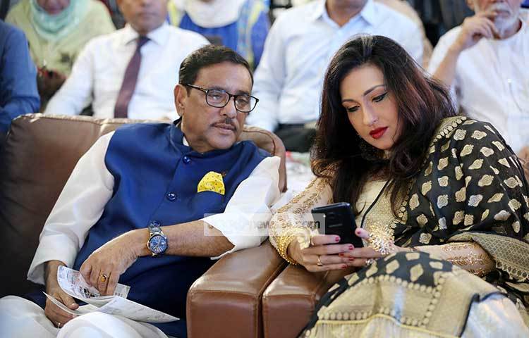 সংবাদ সম্মেলনের এক মুহূর্তে ক্যামেরা বন্দি হয়েছেন ঋতুপর্ণা ও সড়ক পরিবহন ও সেতুমন্ত্রী ওবায়দুল কাদের। ছবি : মাহবুব আলম