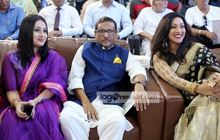 হাস্যোজ্জ্বল দুই নায়িকার মাঝে সড়ক পরিবহন ও সেতুমন্ত্রী ওবায়দুল কাদের। ছবি : মাহবুব আলম