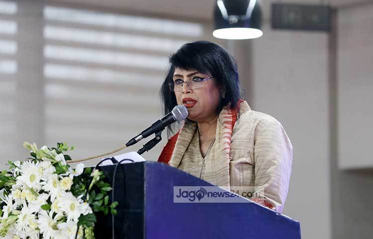 প্রয়াত নায়ক মান্নার স্ত্রী শেলী মান্না সংবাদ সম্মেলনে বক্তব্য রাখছেন। ‘জ্যাম’ ছবি মান্নার প্রযোজনা প্রতিষ্ঠান ‘কৃতাঞ্জলী কথাচিত্র’ নির্মিত হচ্ছে। ছবি : মাহবুব আলম