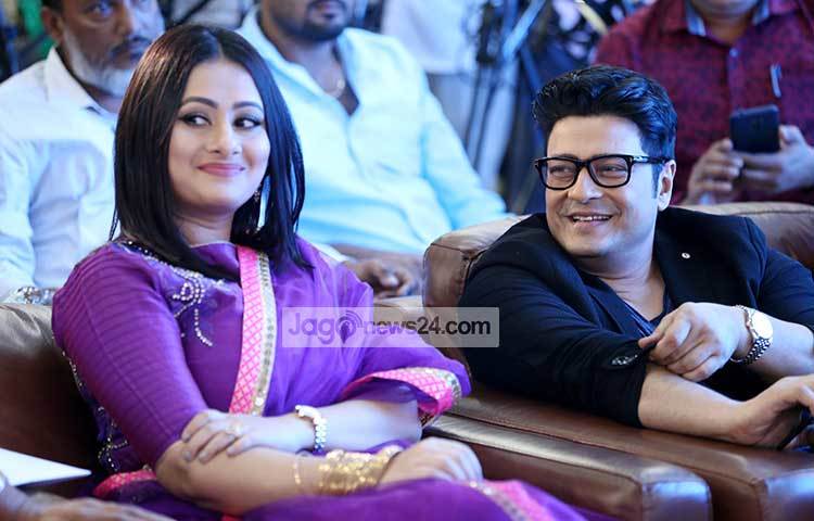 সংবাদ সম্মেলনে চিত্রনায়িকা পূর্ণিমা ও নায়ক ফেরদৌস জাগো নিউজের ক্যামেরা বন্দি হয়েছেন। এ ছবিটিতে তারা অভিনয় করবেন। ‘জ্যাম’ ছবিটি নির্মাণ করবেন নঈম ইমতিয়াজ নেয়ামুল। ছবি : মাহবুব আলম