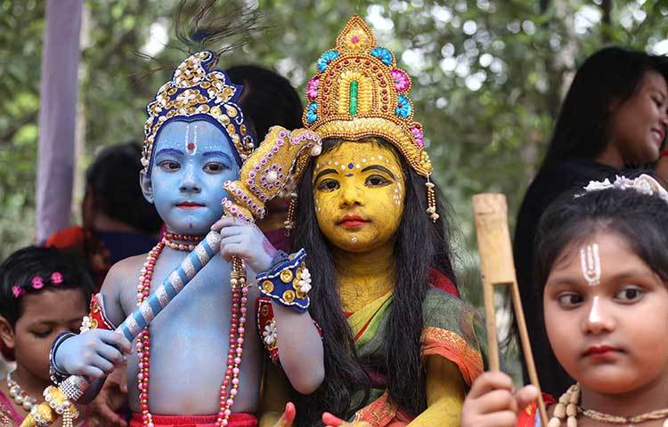 শোভাযাত্রায় অংশ নিয়েছে শিশুরা। রোববার বিকেল তিনটার দিকে রাজধানীর পলাশীর মোড় থেকে এই শোভাযাত্রা শুরু হয়েছে। ছবি : মাহবুব আলম