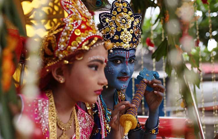 শ্রীকৃষ্ণ রাধার সাজে সজ্জিত হয়েছে তারা। ছবি : মাহবুব আলম