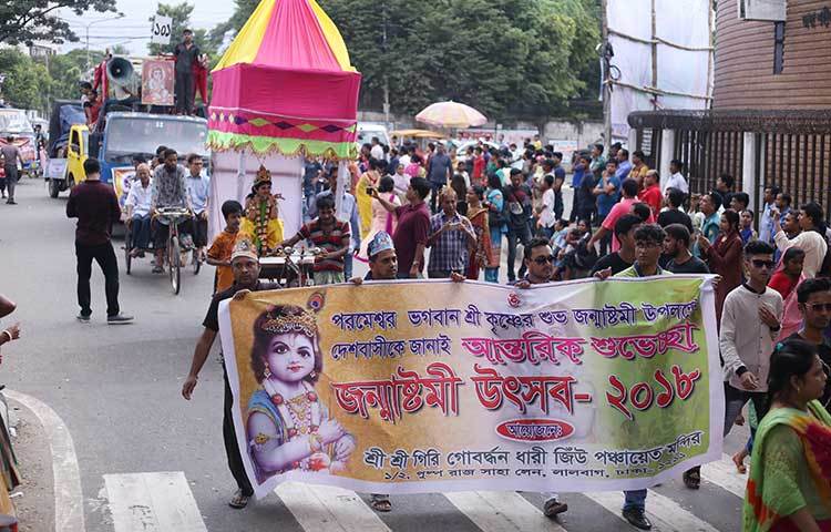 দোয়েল চত্বর ও বঙ্গবাজার হয়ে সদরঘাট এলাকায় বাহাদুর শাহ পার্কের সামনে গিয়ে শোভাযাত্রাটি শেষ হয়েছে। ছবি : মাহবুব আলম