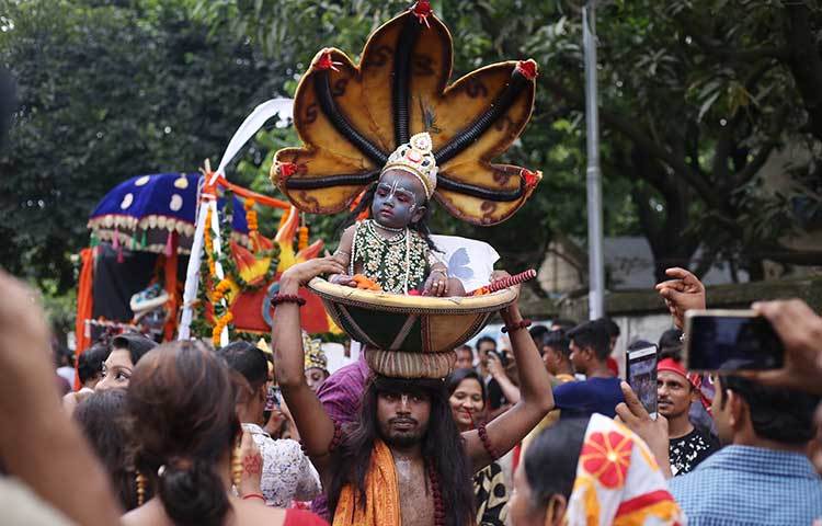 ভক্তের মাথায় শৈশবের শ্রীকৃষ্ণ। ছবি : মাহবুব আলম