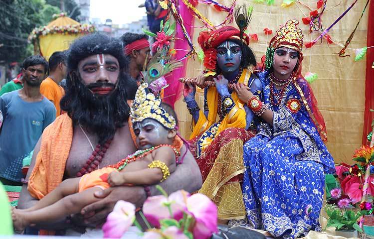 শোভাযাত্রায় শ্রীকৃষ্ণ ও রাধা। ছবি : মাহবুব আলম