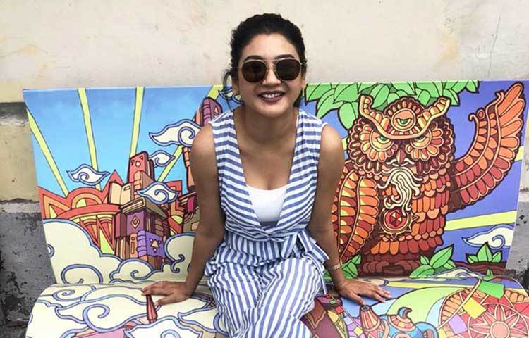 কালো চশমায় উচচ্ছ্বল জয়া। ক্যারিয়ারের শুরু থেকে তিনি দর্শকের ভালোবাসা ধরে রেখেছেন।