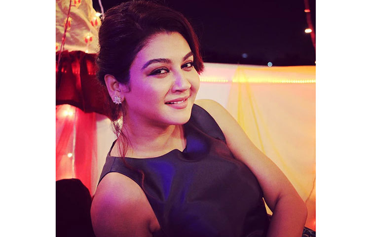 আপন ভুবনে হাস্যোজ্জ্বল জয়া আহসান।