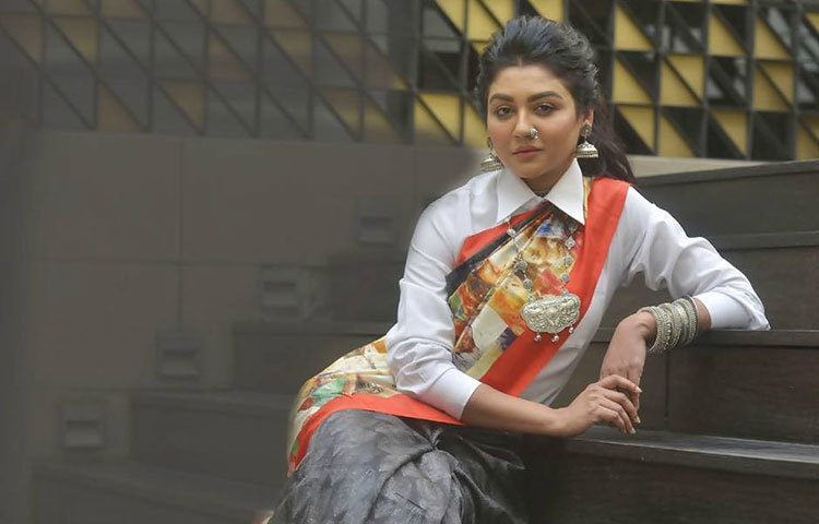 বয়স নিয়ে জয়া আরও বলেন, ‘এ ক্ষেত্রে আমি প্রথম ও শেষবারের মতো সবার উদ্দেশ্যে বলতে চাই- বয়স নয়, একজন শিল্পীর প্রকৃত পরিচয় হওয়া উচিত তার কাজে।’