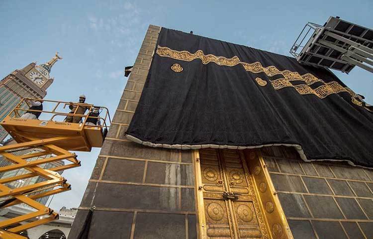 সুপ্রাচীন প্রথা অনুযায়ী পবিত্র হজের দিন এ গিলাফ পরিবর্তন করা হয়। সেদিন বাইতুল্লাহ চত্বরে ভিড় থাকে কম। এ সুযোগেই সৌদি আরবের সংশ্লিষ্ট কর্তৃপক্ষ কাবা শরিফে নতুন গিলাফ পরিয়ে থাকেন।