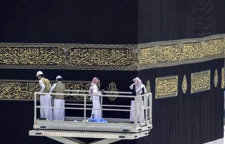 আজ বাদ ফজর পরিবর্তন করা হলো পবিত্র কাবা শরিফের গিলাফ।