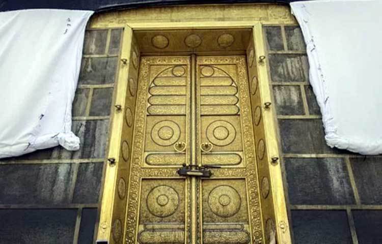 পরিবর্তনের সময় কাবা শরিফের গিলাফ নিচ থেকে তিন ফুট গুটিয়ে রাখা হয়। আর ভাঁজ করে রাখা গিলাফকে সাদা কাপড়ে মুড়িয়ে রাখা হয়। কারণ হাজিরা গিলাফের মধ্যে ঢুকে যায়। আর এমনটি ইহরামে পরিপন্থী কাজ।