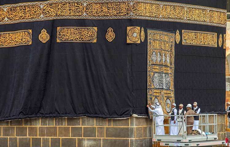 ৬৭০ কেজি রেশম, ১৫০ কেজি সোনা ও রুপার তার, ৪৭ থান সিল্কের কাপড় সমন্বয়ে দক্ষ কারিগরের সহযোগিতায় নির্মিত হয় কাবার ‘কিসওয়া’ বা গিলাফ। কাবা শরিফের গিলাফের মোট আয়তন ৬৫৮ বর্গ মিটার।