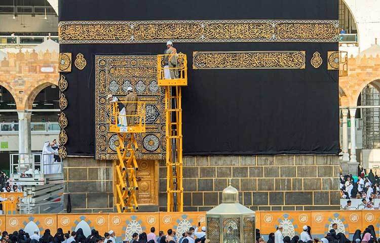 পবিত্র কাবা শরিফের গিলাফের মধ্যে কুরআনের আয়াতের ক্যালিগ্রাফিগুলোকে নিখুঁতভাবে স্বর্ণের প্রলেপযুক্ত তার দিয়ে সেলাই করা হয়।