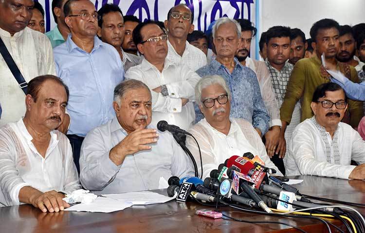 ৫ দফা দাবি ও ৯ লক্ষ্য ঘোষণা বৃহত্তর জাতীয় ঐক্যের ঘোষণা দিচ্ছেন ড. কামাল হোসেন। ছবি : বিপ্লব দিক্ষিৎ