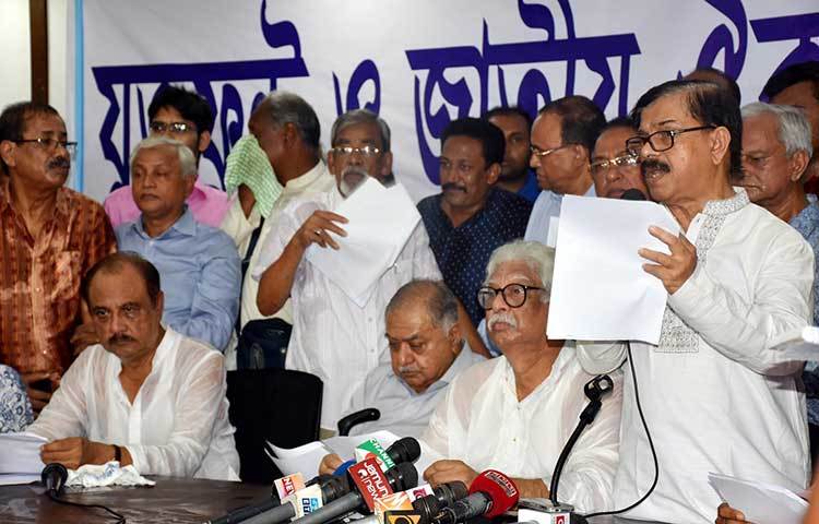 বক্তব্য রাখছেন মাহমুদুর রহমান মান্না। ছবি : বিপ্লব দিক্ষিৎ