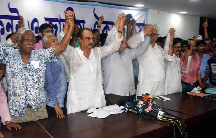 সবাই হাত উচিয়ে জাতীয় ঐক্যের ঘোষণা দিচ্ছেন। ছবি : বিপ্লব দিক্ষিৎ