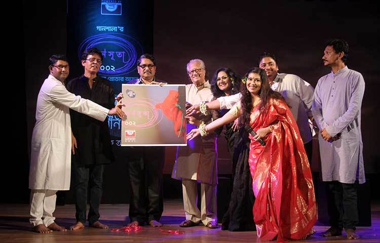 ‘কানসূতা ০০২’ শিরোনামের গানের অ্যালবামের মোড়ক উন্মেচন করা হচ্ছে। ছবি : মাহবুব আলম