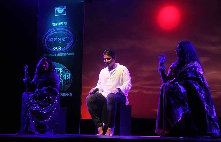 অ্যালবামের গান গাইছেন শিল্পীরা। ছবি : মাহবুব আলম