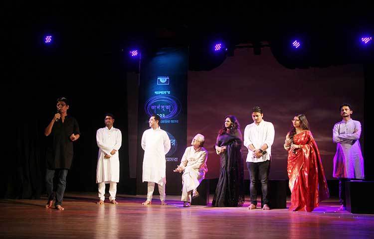 এনামুল করিম নির্ঝর প্রিমিয়ার শোতে বক্তব্য দিচ্ছেন। ছবি : মাহবুব আলম