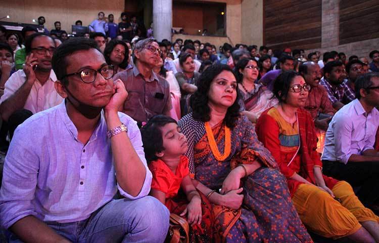 প্রিমিয়ার শোতে আসা আমন্ত্রিত দর্শকরা। ছবি : মাহবুব আলম