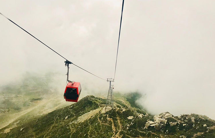 মেঘে ঢাকা চারদিক। মেঘ ঢেকে রেখেছে একখণ্ড সবুজ ভূমিকে। ছবি : তাসিকুল হক