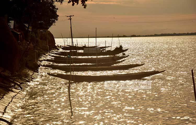 প্রাকৃতিক দৃশ্যের মনোরম আয়োজনে সাজানো খালিয়াজুরী হাওর। এর সৌন্দর্যে মুগ্ধ হন প্রকৃতিপ্রেমীরা। ছবি : মাহবুব আলম