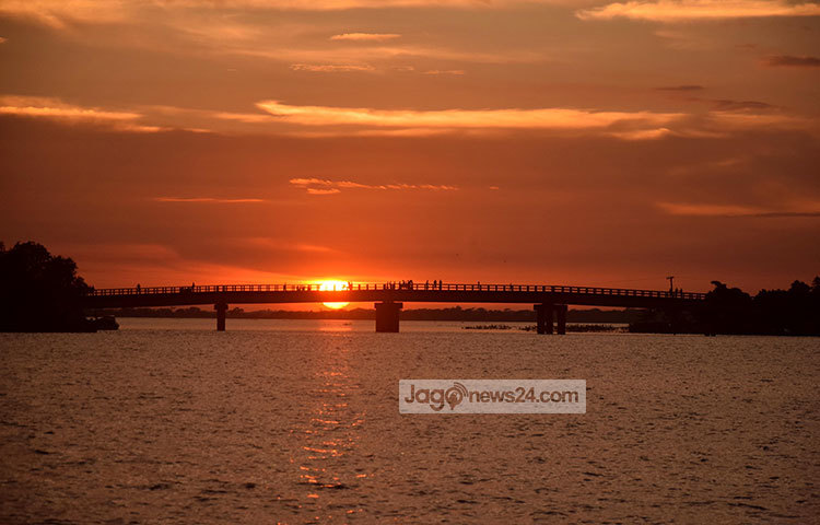খালিয়াজুরীতে সূর্য ডুবে যাওয়ার অপরূপ দৃশ্য। অবসাদগ্রস্ত মনকে এই দৃশ্য মুহূর্তেই ভালো করে দেবে। ছবি : মাহবুব আলম