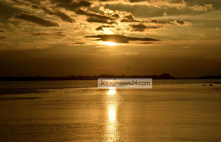 আকাশ আর খালিয়াজুরী হাওর একই রঙে সেজেছে। ছবি : মাহবুব আলম
