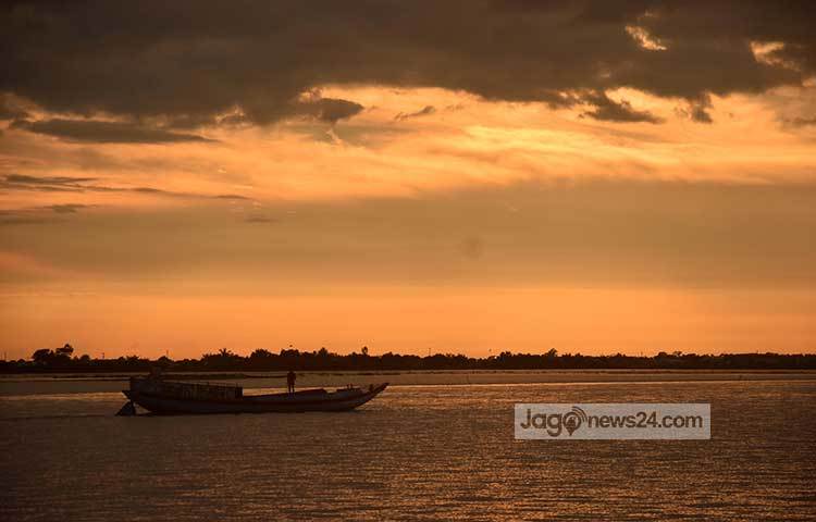 শেষ বিকেলের আলোয় হাওরের বুক চিড়ে ছুটে চলছে নৌকা। ছবি : মাহবুব আলম