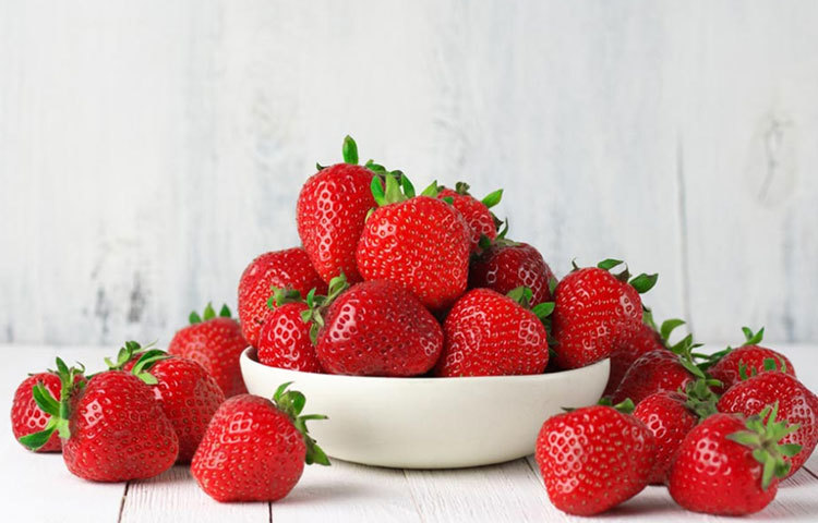 স্ট্রবেরি : এতে রয়েছে অ্যান্টি-ইনফ্ল্যামাটোরি ও অ্যান্টি-ক্যানসার গুণাগুণ যা কিডনির জন্য ভালো।