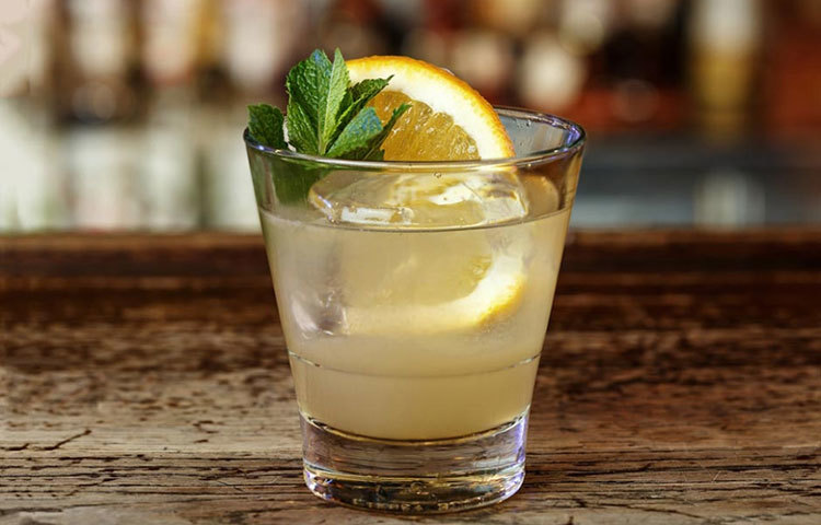 লেমন জুস : এর ভিটামিন সি ও সাইট্রিক অ্যাসিড শরীরের পিএইচ ব্যালেন্স ছিক রাখে।