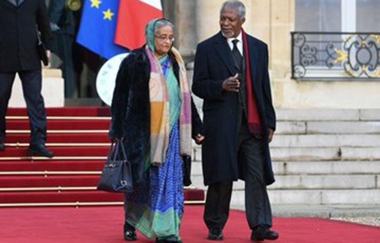 বাংলাদেশের প্রধানমন্ত্রী শেখ হাসিনার সঙ্গে কফি আনান। তিনিই প্রথম কোনো আফ্রিকান; যিনি বিশ্বের শীর্ষ সংগঠন জাতিসংঘের নেতৃত্ব দিয়েছেন ১৯৯৭ থেকে ২০০৬ সাল পর্যন্ত।