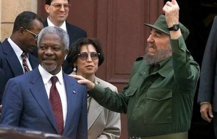 বলিভিয়ার প্রয়াত প্রেসিডেন্ট ফিদেল কাস্ত্রোর সঙ্গে একটি অনুষ্ঠানে কফি আনান। পরবর্তীতে যুদ্ধ বিধ্বস্ত সিরিয়ায় শান্তি ফিরিয়ে আনতে জাতিসংঘের বিশেষ দূত হিসেবে কাজ করেন তিনি। জাতিসংঘের প্রধান হিসেবে আনান যখন দায়িত্ব পালন করেন; সেই সময় ইরাক যুদ্ধ এবং বিশ্বজুড়ে এইচআইভির প্রকোপ বেড়ে যায়।