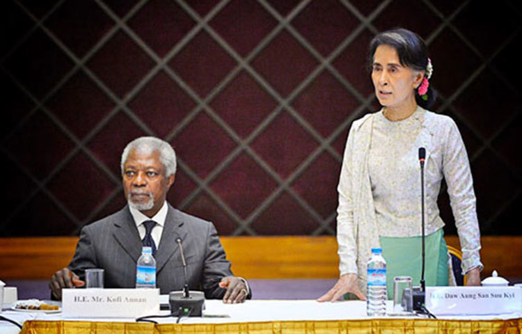 মিয়ানমারের নেতা অং সান সুচির সঙ্গে কফি আনান।