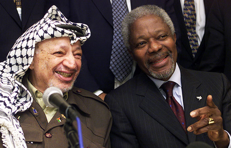 ফিলিস্তিনের গণমানুষের প্রয়াত নেতা ইয়াসির আরাফাতের সঙ্গে হাস্যোজ্জ্বল কফি আনান।