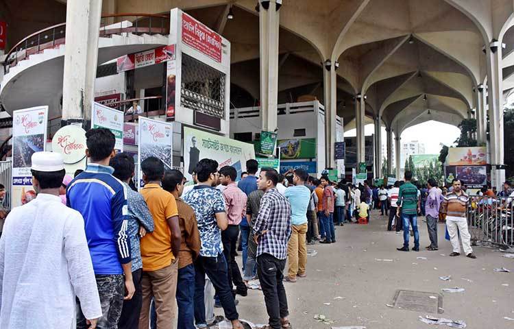 একটি টিকিট পেতে সবাই ঘণ্টার পর ঘণ্টা লাইনে দাঁড়িয়ে আছেন। ছবি : বিপ্লব দিক্ষিৎ