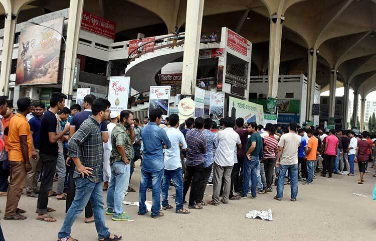 কমলাপুর স্টেশনে সার্ভার সমস্যার কারণে প্রায় ১ ঘণ্টা বন্ধ থাকার পর বেলা সাড়ে ১১টার দিকে ট্রেনের টিকিট বিক্রি কার্যক্রম স্বাভাবিক হয়েছে। এতে টিকিট সংগ্রহকারীরা সাময়িক বিড়ম্বনায় পড়েছিলো। ছবি : বিপ্লব দিক্ষিৎ