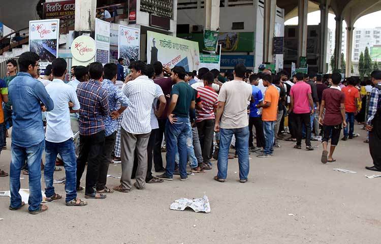 সাময়িক টিকিট বিক্রি বন্ধ থাকার কারণে গত রাত থেকে অপেক্ষমাণ টিকিট প্রত্যাশীরা চিৎকার-চেঁচামেচি করে তাদের ক্ষোভ প্রকাশ করতে থাকেন। ছবি : বিপ্লব দিক্ষিৎ