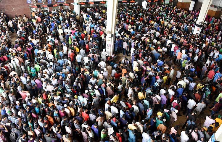 কাউন্টারের ভেতরে টিকিটি সংগ্রহকারীদের জমায়েত দেখে মনে এ যেন জনসমুদ্র। ছবি : বিপ্লব দিক্ষিৎ