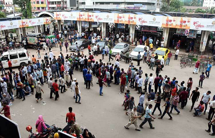 টিকিট সংগ্রকারীদের লাইন কয়েকটি ভাগে বিভক্ত হয়েছে। কাউন্টারের বাইরে টিকিট সংগ্রহকারীদের লাইন। ছবি : বিপ্লব দিক্ষিৎ