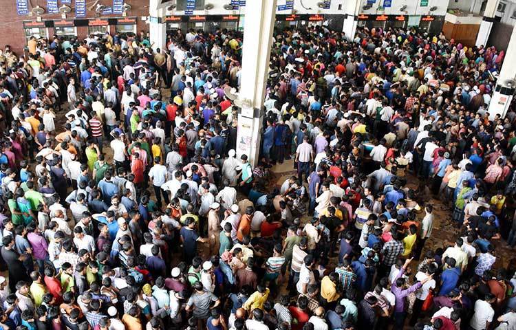 কমলাপুর স্টেশনে ৪র্থ দিনের মতো ঈদের অগ্রিম টিকিট বিক্রি হচ্ছে। তবে বিগত তিন দিনের তুলনায় আজ টিকিট প্রত্যাশী মানুষের উপস্থিতি ছিল সবচেয়ে বেশি। ছবি : বিপ্লব দিক্ষিৎ