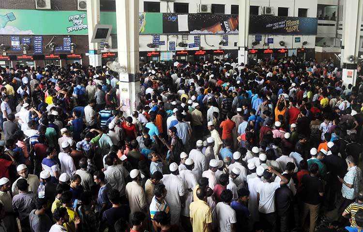 কাউন্টার থেকে টিকিট বিক্রি শুরু হয়েছে সকাল ৮টায়, কিন্তু এই টিকিট পেতে গত রাত থেকেই লাইনে দাঁড়িয়ে অপেক্ষায় টিকিট প্রত্যাশীরা। ছবি : বিপ্লব দিক্ষিৎ