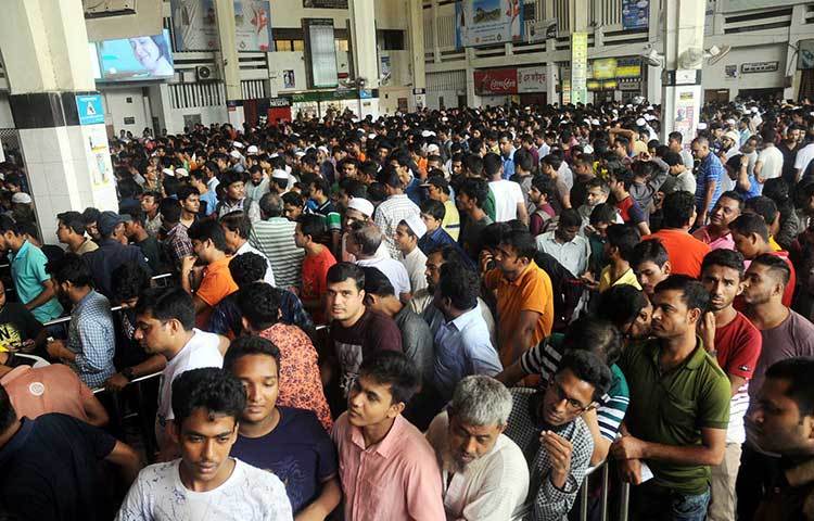 কমলাপুরে ২৬টি কাউন্টার থেকে একযোগে চলছে টিকিট বিক্রি। প্রতিটি টিকিট কাউন্টারের সামনে মানুষের উপচেপড়া ভিড়। ছবি : বিপ্লব দিক্ষিৎ